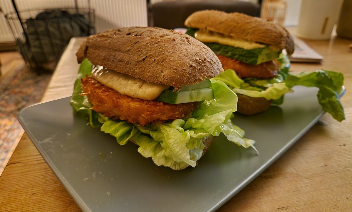 Positievelaar's tweet image. Ik had dus gister dit; Broodje kipkrokant. Beetje Bufkesachtig hoopte ik. Het was erg lekker hoor! Alleen.. alles viel uit elkaar hè.. het eet ZO onhandig. En omdat je voor 1 persoon geen boodschappen kunt doen, eet ik dit vanavond weer. #Wishmeluck Wat eten jullie?