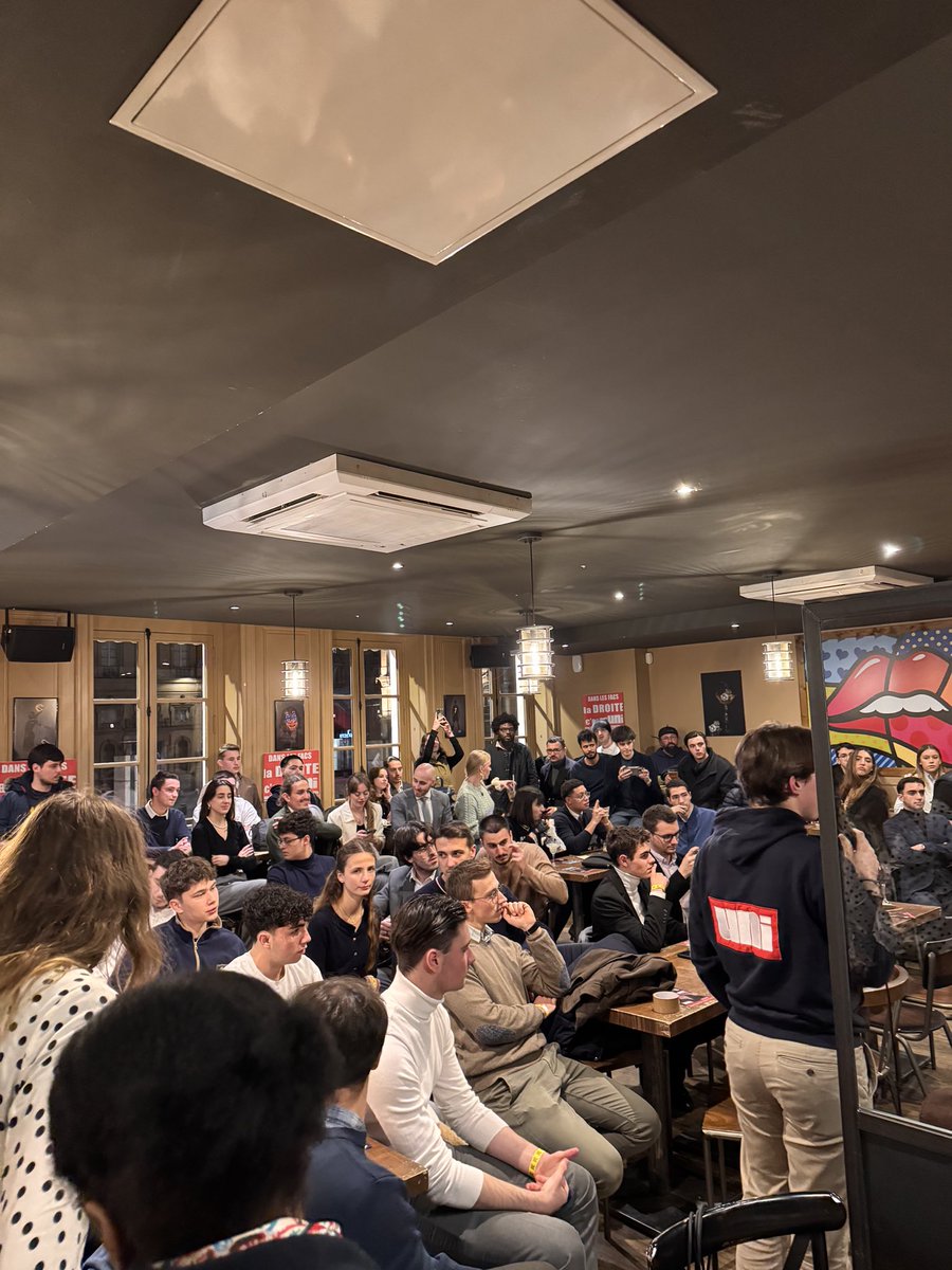 uni_lyon's tweet photo. Retour en images sur notre grand débat de la jeunesse de droite organisé hier soir 🇫🇷

Plus de 100 personnes y ont pris part, aux côtés d’intervenants pertinents et de qualité 💪

Merci à tous pour votre participation, on se retrouve lors de la prochaine édition ! 🔴⚪️ https://t.co/FcmKxcZb1K