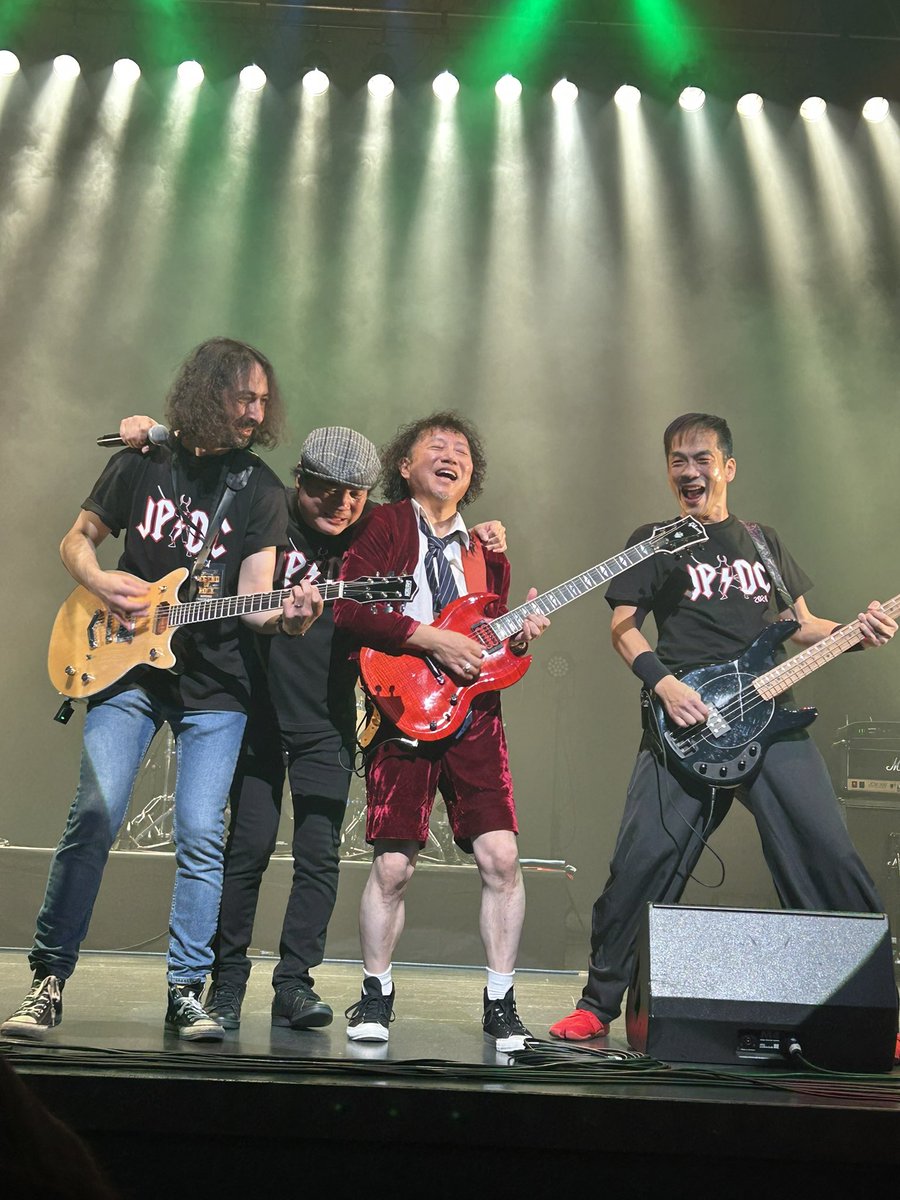 chachakuchan's tweet photo. JP/DC⚡️
観るの2回目だったけど、ほんとに盛り上げるのが上手い!!
本家そっくりはもちろんだけど観ててめちゃくちゃ楽しい!
流石にアンガスすぎる😂
#legendofrock
#JPDC
@jpdcband https://t.co/obfrFHIm9Z