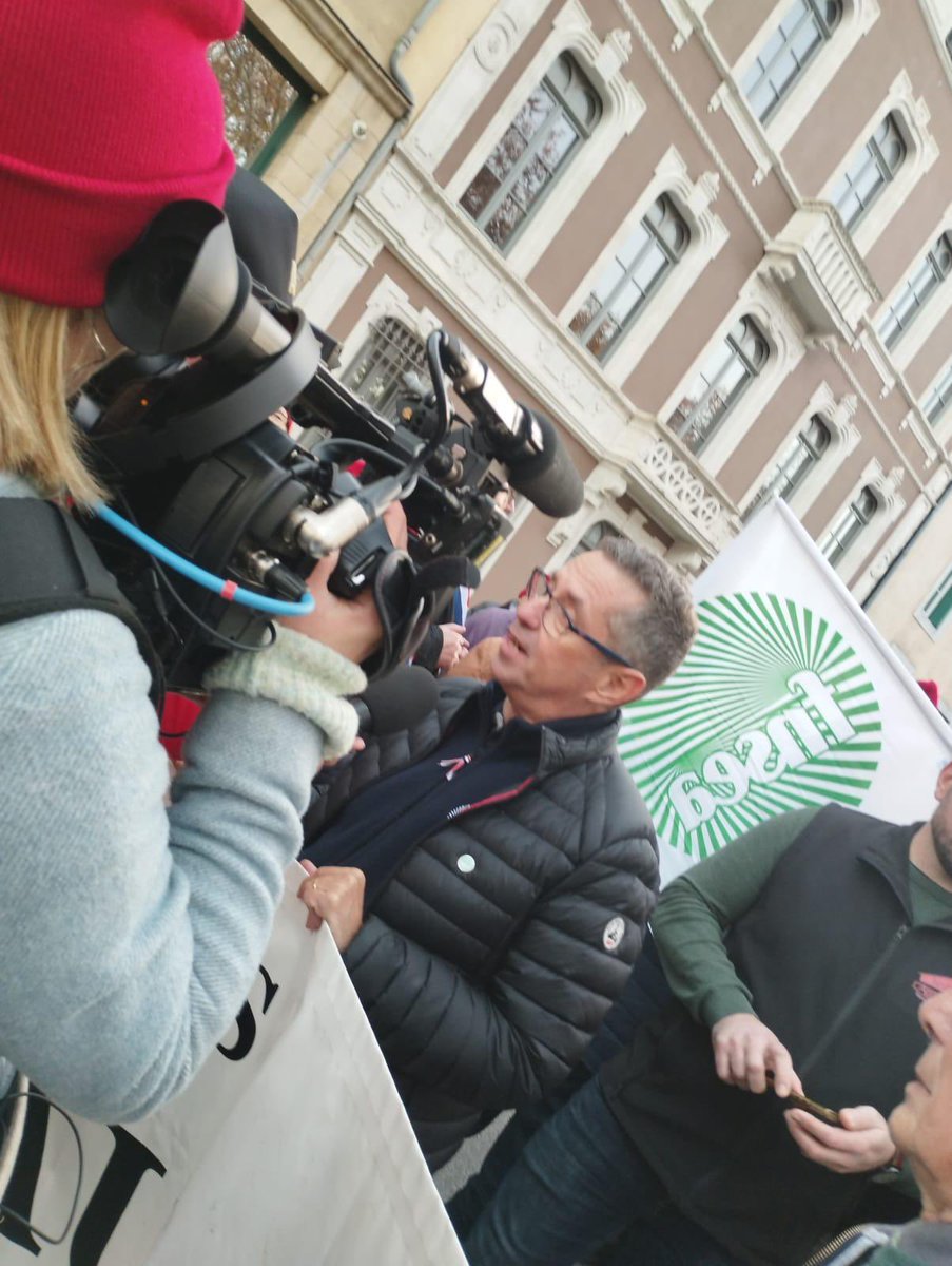 JeromeDespey's tweet photo. Belle mobilisation du Syndicat des vignerons de l Aude avec les Fdsea, JA, Coop et Vif ou nous nous sommes mobilisés avec @FDSEA34 et @jeunesa_34 en nombres pour réclamer une hausse des prix dans un contexte difficile suite aux nombreux aléas, nous avons demandés avec force un vrai choc de simplification, des mesures de trésorerie urgentes et une diminution des charges … nous restons pleinement mobilisés pour que rapidement les mesures arrivent dans nos exploitations.