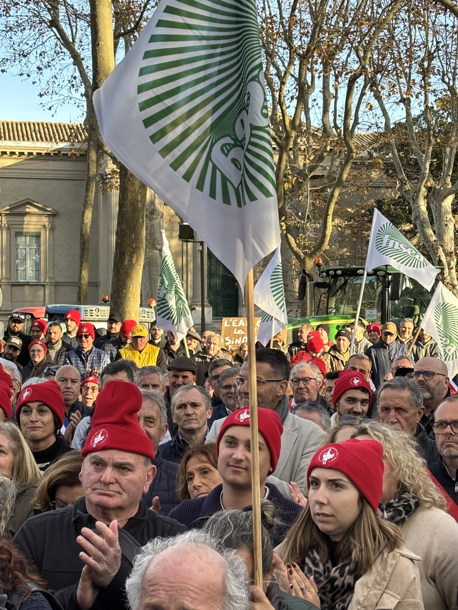 JeromeDespey's tweet photo. Belle mobilisation du Syndicat des vignerons de l Aude avec les Fdsea, JA, Coop et Vif ou nous nous sommes mobilisés avec @FDSEA34 et @jeunesa_34 en nombres pour réclamer une hausse des prix dans un contexte difficile suite aux nombreux aléas, nous avons demandés avec force un vrai choc de simplification, des mesures de trésorerie urgentes et une diminution des charges … nous restons pleinement mobilisés pour que rapidement les mesures arrivent dans nos exploitations.