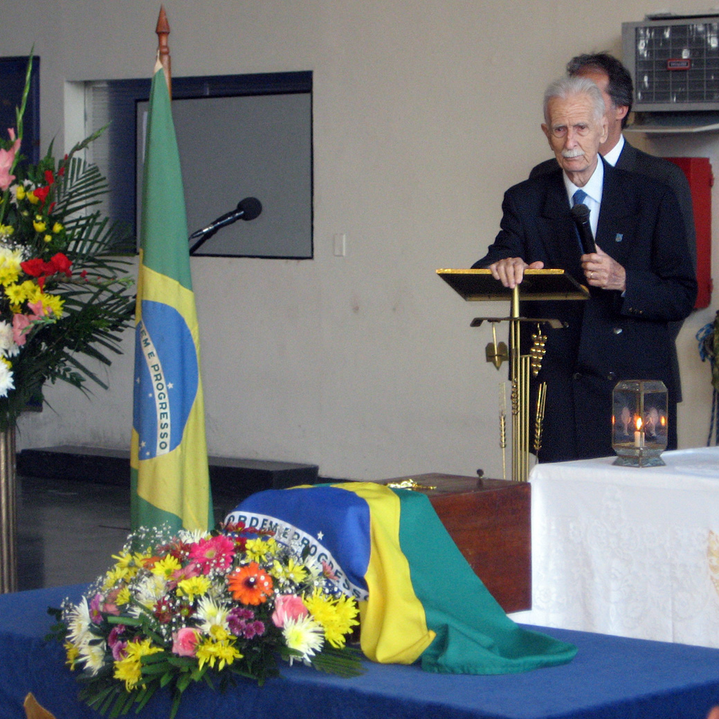 sentandoapua's tweet photo. Brigadeiro Ivo Gastaldoni observa a urna com os restos mortais do irmão, Tenente Dante Gastaldoni, antes de começar seu discurso, III COMAR, 02 OUT 2007
#historia #WWII #veterano #FAB #Translado #SentaAPua #GrupoDeCaça @fab_oficial https://t.co/BQGRRNuzOP