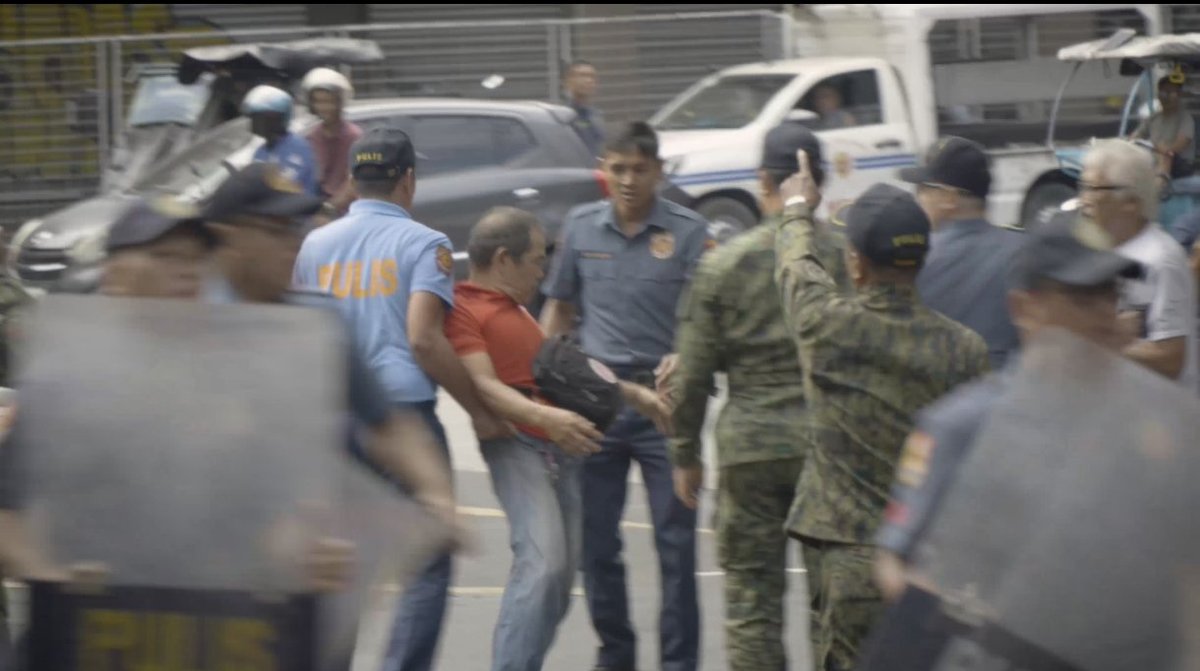 altermidya's tweet photo. DEVELOPING STORY: Pag-aresto sa senior citizen na myembro ng Bayan Muna, 'di makatarungan ayon sa grupo

Sa isinagawang Bonifacio Day protest nitong Nobyembre 30 sa Maynila, dinumog at inaresto ng kapulisan ang isang 62-taong gulang na stroke survivor at myembro ng Bayan Muna - San Jose Del Monte, Bulacan chapter na kinikilalang si Ka Nilo.

Agad rumesponde sina former Cong. Ferdie Gaite ng Bayan Muna at Cong. Arlene Brosas ng Gabriela Women's Party, pero hinarangan daw sila ng mga pulis at hindi binigyan ng impormasyon tungkol sa pag-aresto.

Ayon sa Bayan Muna, malayo sa naging gitgitan sa pagitan ng mga nagpoprotesta at kapulisan si Ka Nilo, pero biglang hinablot siya ng aabot sa 6 na pulis at hiniwalay sa kanyang kasama.

Balak daw kasuhan ng Manila police si Ka Nilo ng illegal assembly, direct assault, at disobedience.

Ayon sa Bayan Muna, walang binigay na dahilan sa pag-aresto. Nang tanungin pa raw ni Ka Nilo kung bakit sya kinuha, sinabi lang sa kanya ng isang pulis, "Bayan Muna ka eh, 'di ba?"

Kasalukuyan pa ring naka-detain sa Criminal Investigation Office ng MPD ang inarestong Bayan Muna member.

Mariing kinundena ng Bayan Muna ang anila'y hindi makatarungang pag-aresto kay Ka Nilo at nananawagan para sa agarang paglaya niya.

Developing story

Mga larawan mula sa video ng Mayday Multimedia