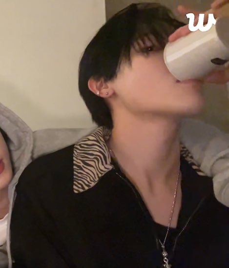 becomeastone45's tweet photo. 또 시작됨 https://t.co/hFBVQPDz6P