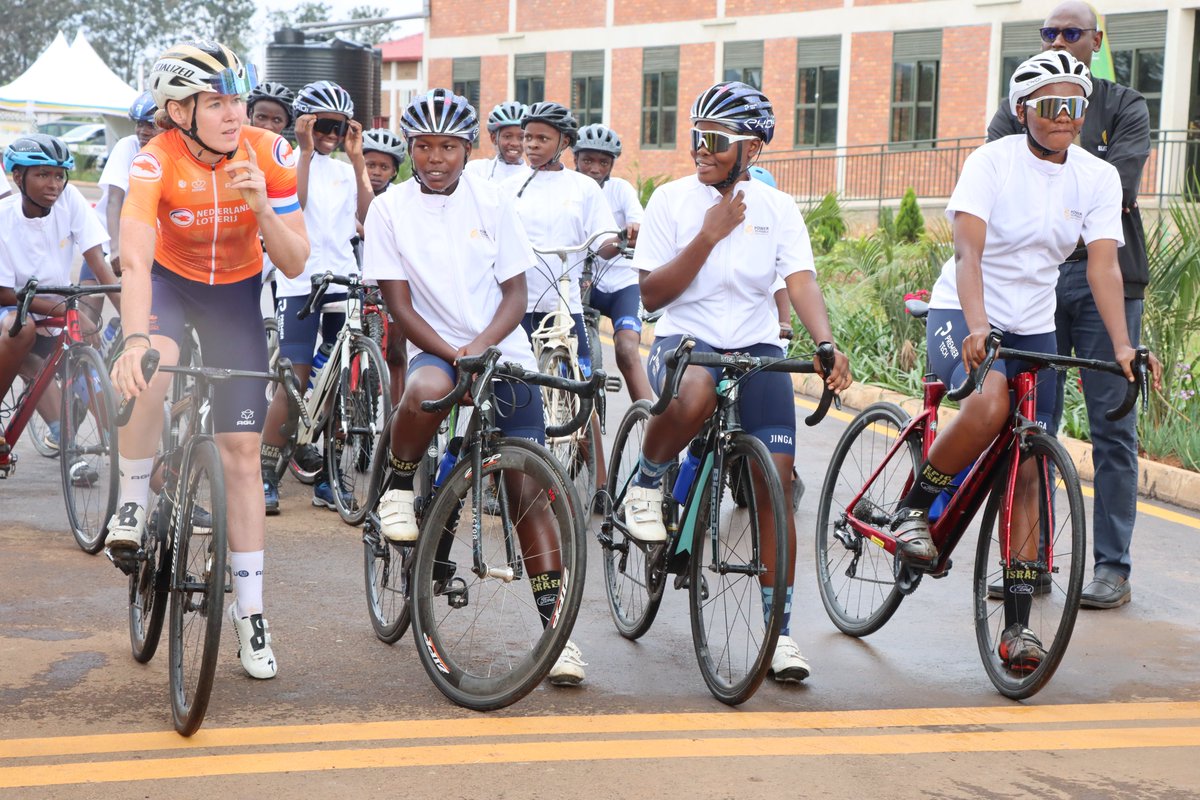 BugeseraDistr's tweet photo. Mu ijambo ry'ikaze Umuyobozi w'Akarere @MutabaziRich yagejeje ku bitabiriye igikorwa cyo gutangiza umushinga #PowerToPedal, yashimiye abafatanyabikorwa bawuzanye, agaragaza ko ari amahirwe azafasha abana bato kuzamura impano no kugera ku nzozi zabo binyuze mu mukino w'amagare. https://t.co/wrIdGnKso0