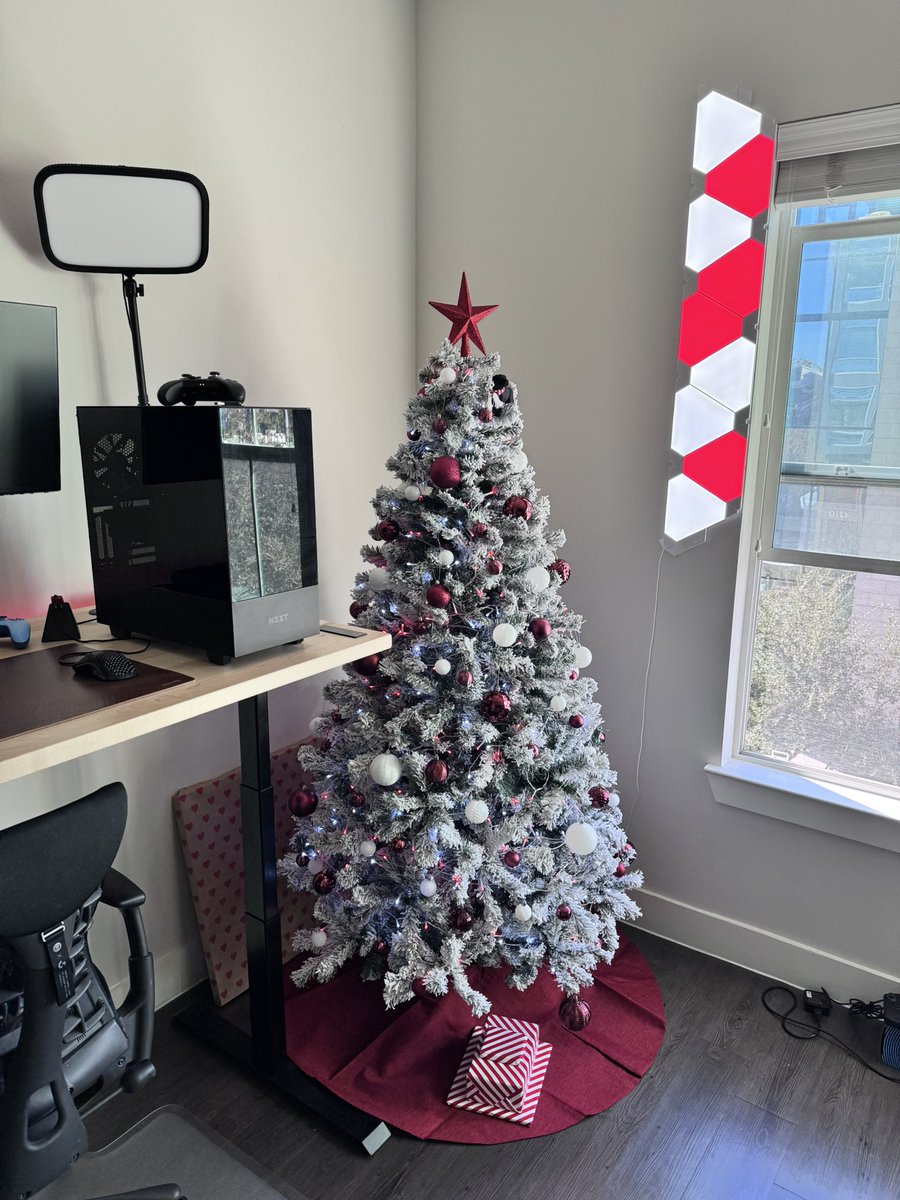 my first christmas tree what yall think 😍