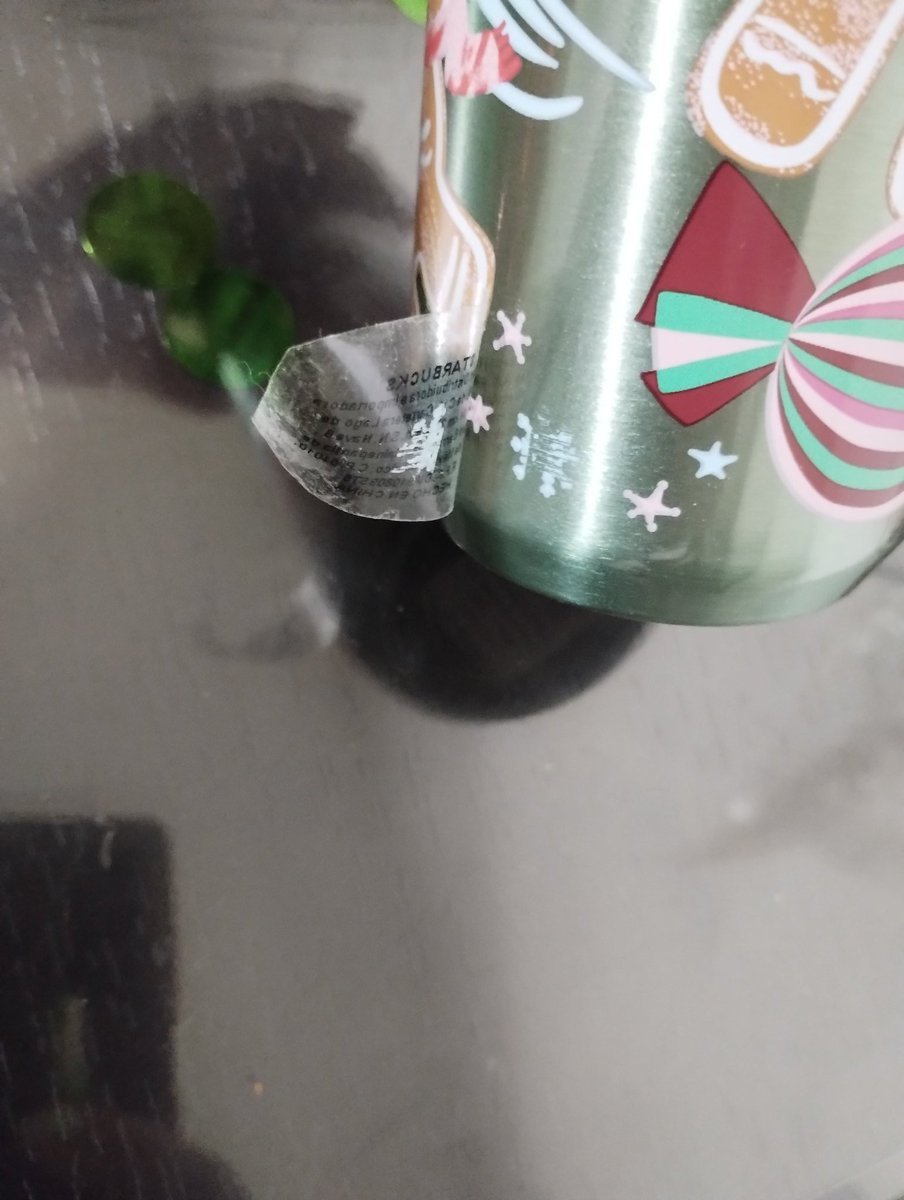nakumick's tweet photo. @StarbucksMex @StarbucksMex  salio defectuoso el termo, se levantó la pintura al desprender la etiqueta 😡 https://t.co/fMZSsxqf4X
