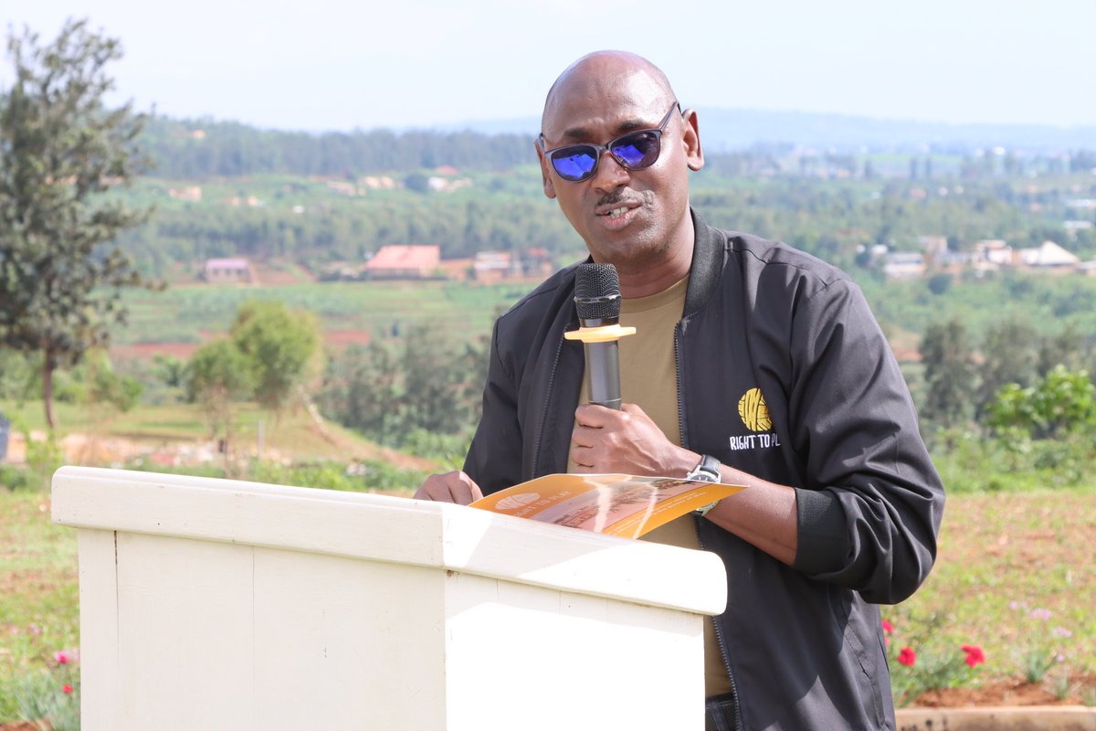 BugeseraDistr's tweet photo. Mu ijambo ry'ikaze Umuyobozi w'Akarere @MutabaziRich yagejeje ku bitabiriye igikorwa cyo gutangiza umushinga #PowerToPedal, yashimiye abafatanyabikorwa bawuzanye, agaragaza ko ari amahirwe azafasha abana bato kuzamura impano no kugera ku nzozi zabo binyuze mu mukino w'amagare. https://t.co/wrIdGnKso0