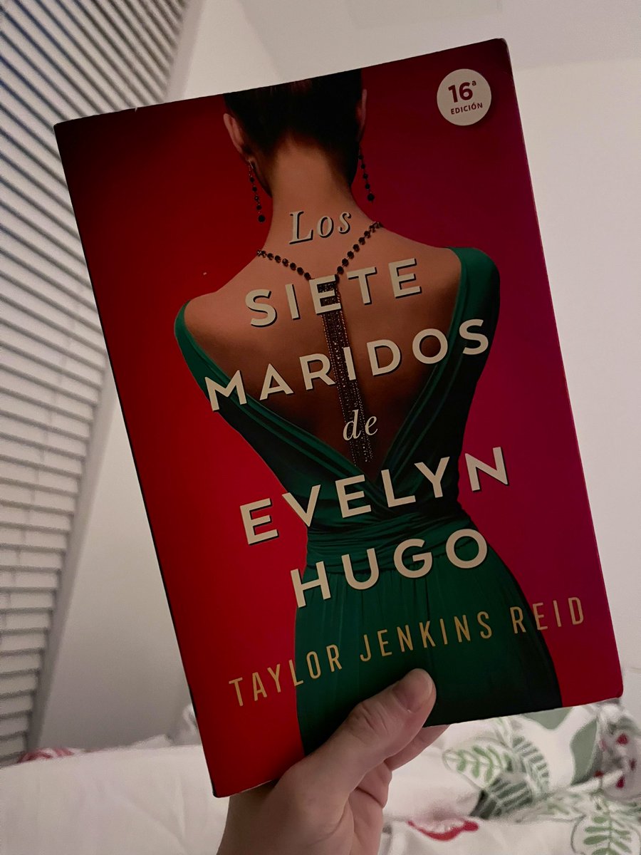not_sorry404's tweet photo. Terminé este libro y puedo decir que estoy obsesionada. Me ha encantado cada página. No es sencillo describirlo como no es sencillo describir a Evelyn.
Lleno de glamour, pasión y emoción. Una obra que celebra el amor en todas sus formas.
Evelyn es fuerza, valentía y complejidad. https://t.co/LtmACo2tQq