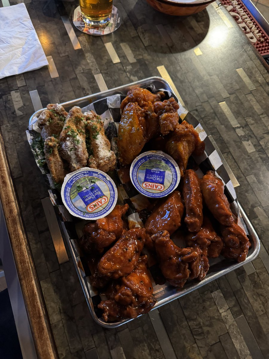 davis_ozzie's tweet photo. Ed & Alicia are saints. Thank you @BarstoolBigCat @PFTCommenter for bringing attention to them. #Wingnutz https://t.co/wI3bmILUe7