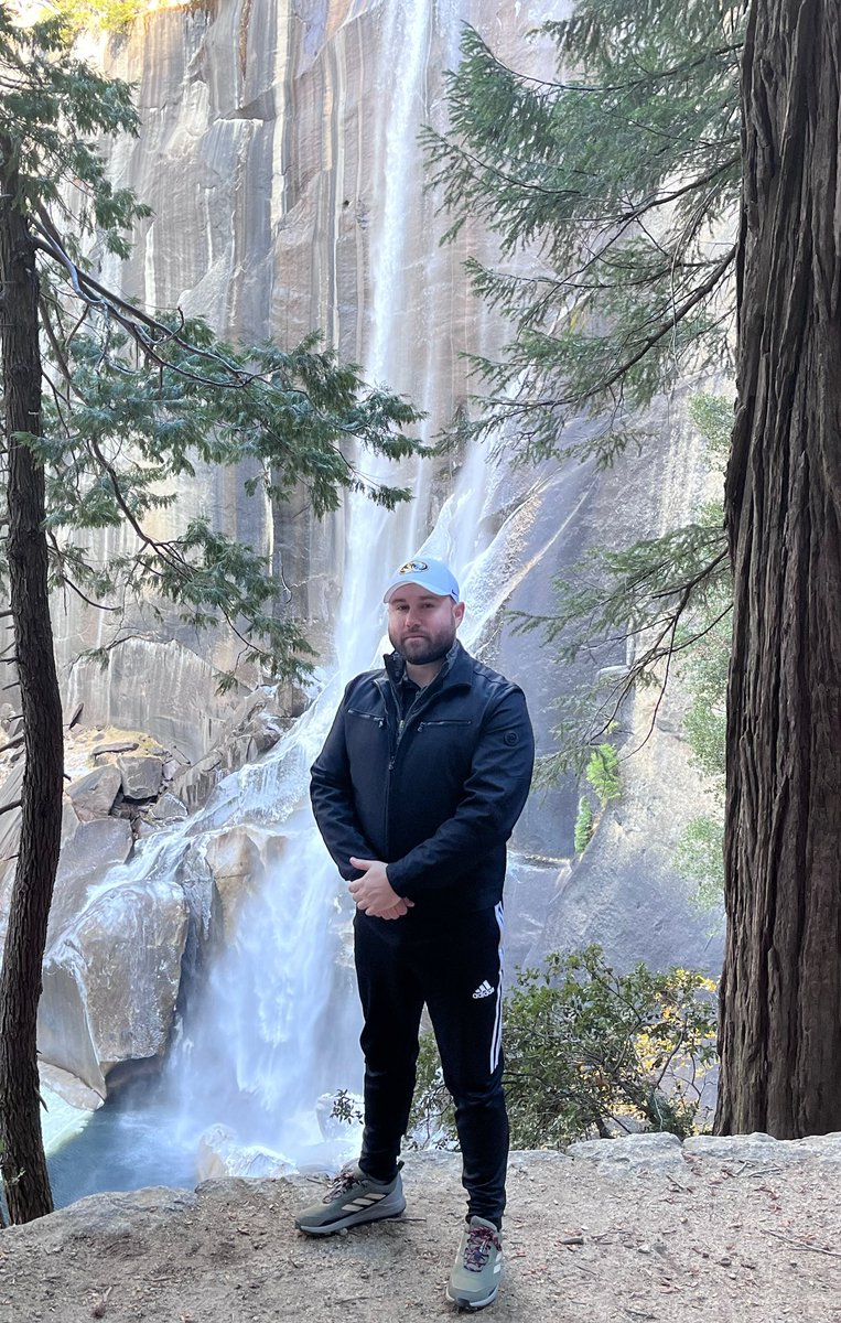 John_Ka4y's tweet photo. My oldest who prefers not to hike crushed the hike 🥾
#VernalFall #Yosemite https://t.co/pI8jQnbkDw