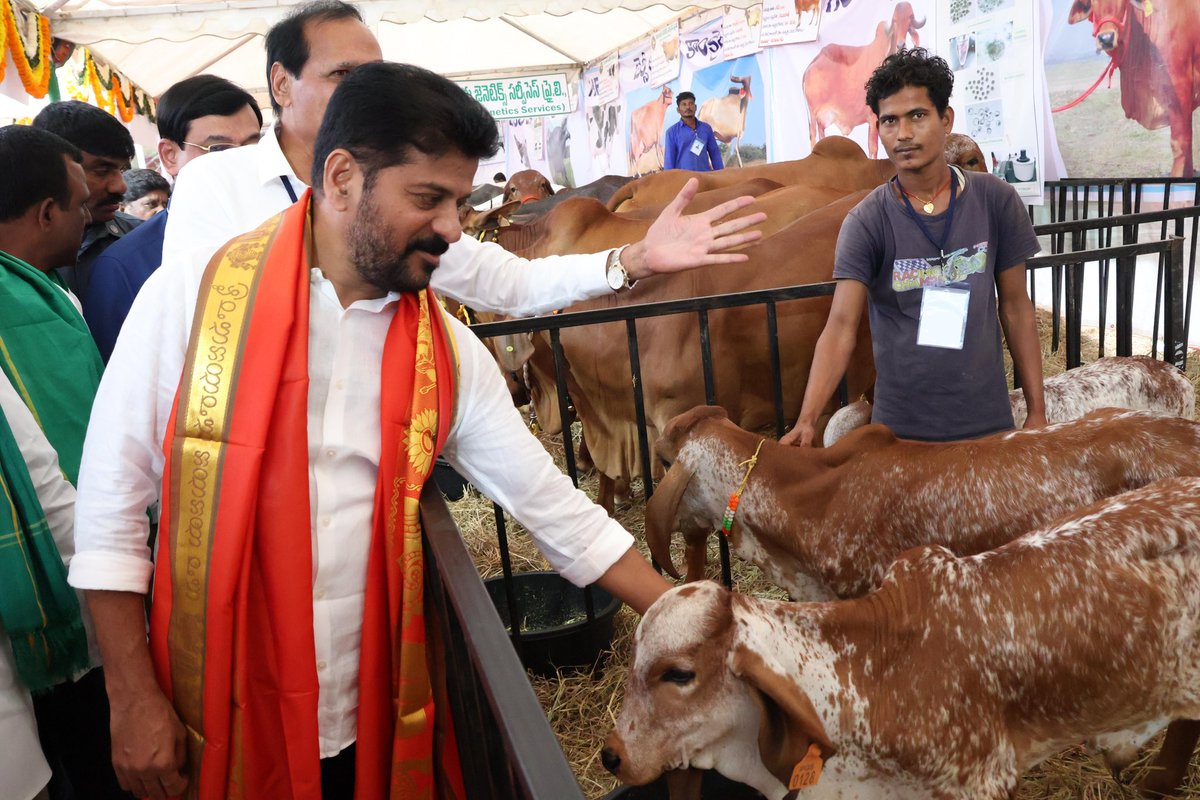 revanth_anumula's tweet photo. వ్యవ”సాయానికి…”
సాంకేతికత జోడిద్దాం…
సాగులో సరికొత్త ఆవిష్కరణలతో…
వ్యవసాయ ముఖచిత్రాన్ని …
సస్యశ్యామలం చేద్దాం.

#TelanganaRising 
#TelanganaPrajaPrabhutwam #prajapalana https://t.co/MKXJDgoVzr