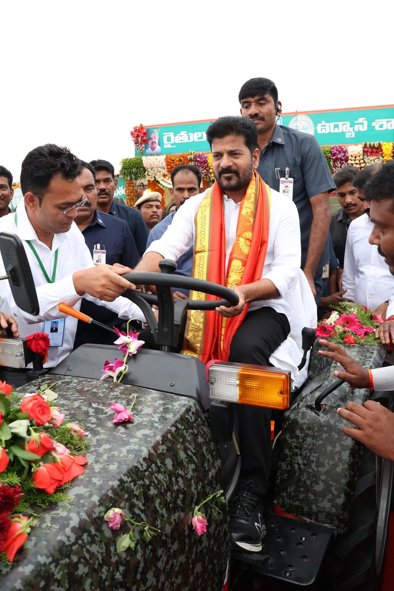 revanth_anumula's tweet photo. వ్యవ”సాయానికి…”
సాంకేతికత జోడిద్దాం…
సాగులో సరికొత్త ఆవిష్కరణలతో…
వ్యవసాయ ముఖచిత్రాన్ని …
సస్యశ్యామలం చేద్దాం.

#TelanganaRising 
#TelanganaPrajaPrabhutwam #prajapalana https://t.co/MKXJDgoVzr