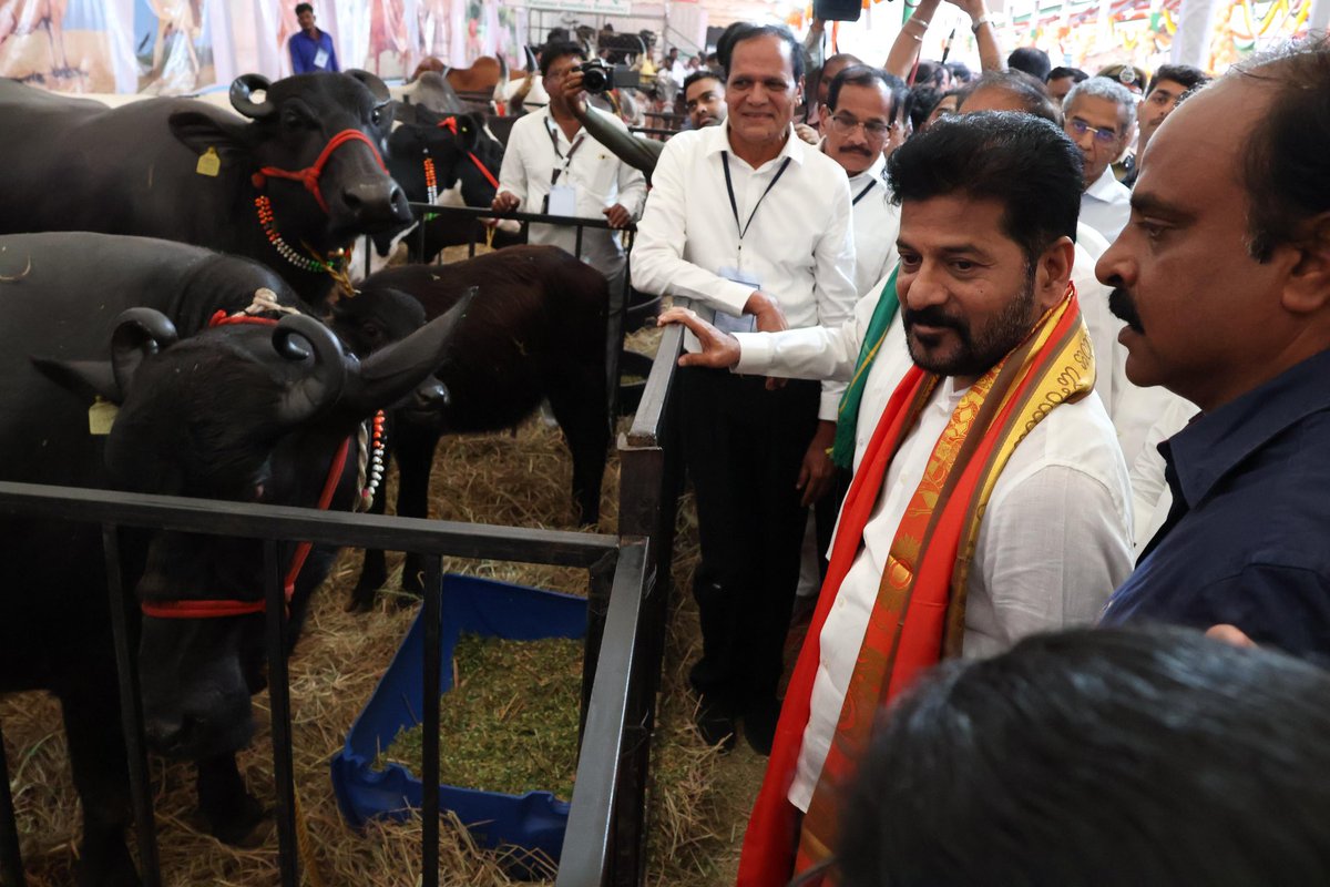 revanth_anumula's tweet photo. వ్యవ”సాయానికి…”
సాంకేతికత జోడిద్దాం…
సాగులో సరికొత్త ఆవిష్కరణలతో…
వ్యవసాయ ముఖచిత్రాన్ని …
సస్యశ్యామలం చేద్దాం.

#TelanganaRising 
#TelanganaPrajaPrabhutwam #prajapalana https://t.co/MKXJDgoVzr