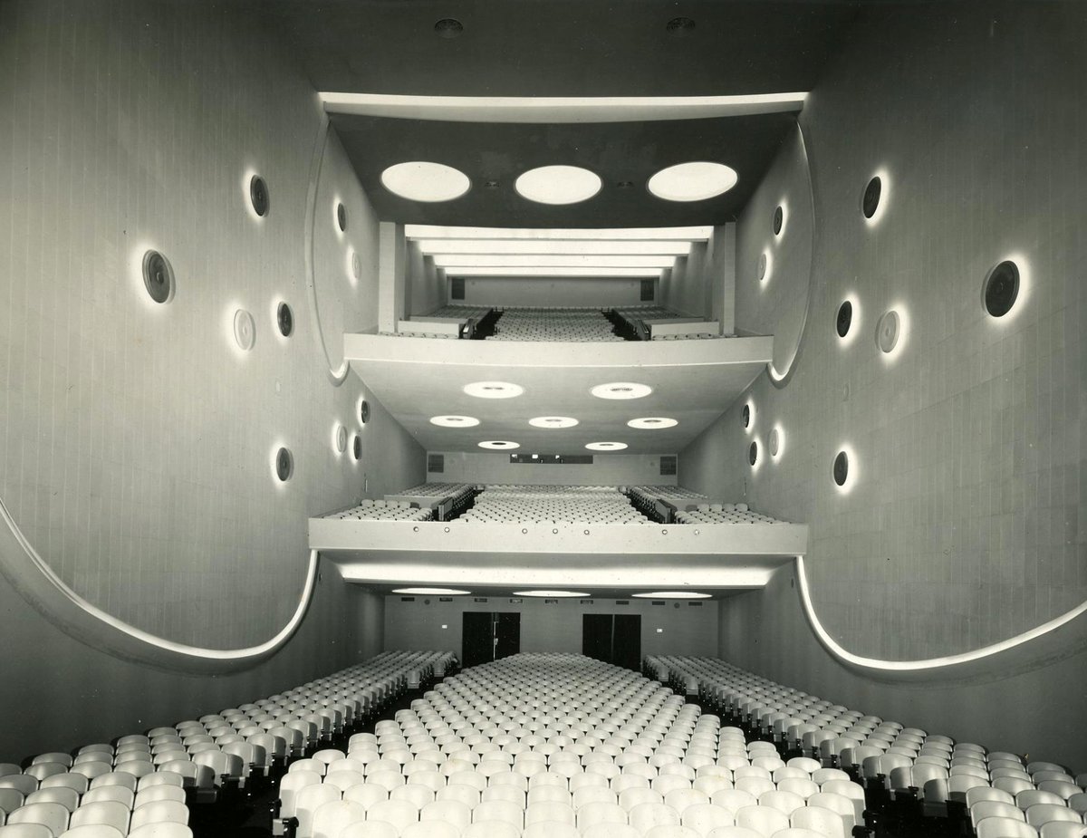 Gran Cine Nogaró, Mar del Plata. Ubicado  en Av. Luro y calle Corrientes. Fue inaugurado en 1957. Tenía 3000  butacas: platea, pullman y superpullman.