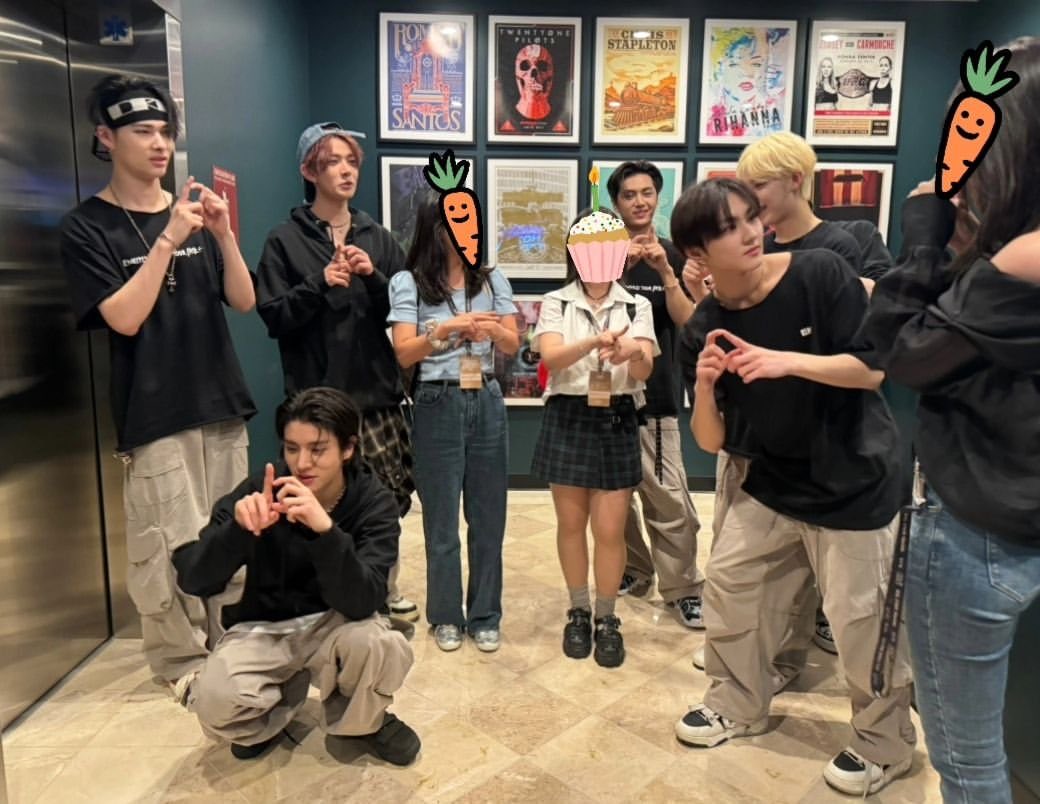 mychusun's tweet photo. 훈선백허그사건
페.플 애너하임 백스테이지에서 손가락 포즈를 배우며 사진 찍을 때 박성훉이 김서느를 뒤에서 꽉.꼭. 안으며 포즈를 교정해준 미친 사건이다 (사진은 공연 2,3일 지나고 나서 픉을 만난 관계자?분들이 인스타에 업로드하심 https://t.co/bCG4azo41g
