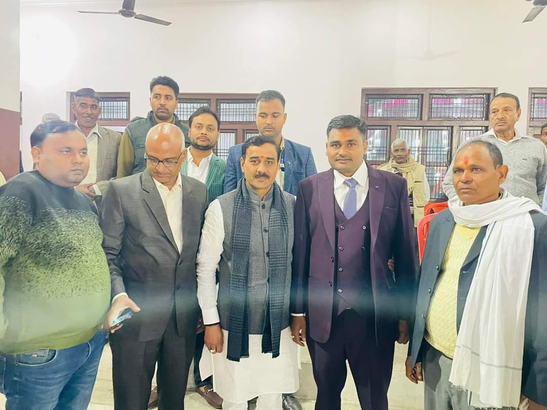 AshishSingh_BJP's tweet photo. विधानसभा क्षेत्र के #सुल्तानपुर_कोट निवासी श्री #सुभाष_चंद्र_वर्मा के पुत्र चि॰ #अनुज_वर्मा के शुभ विवाह में वरदा गेस्ट हाउस तेंदुआ में पहुँचकर अपनी शुभकामनाएँ प्रेषित की।। https://t.co/Cs4EzbYTM5