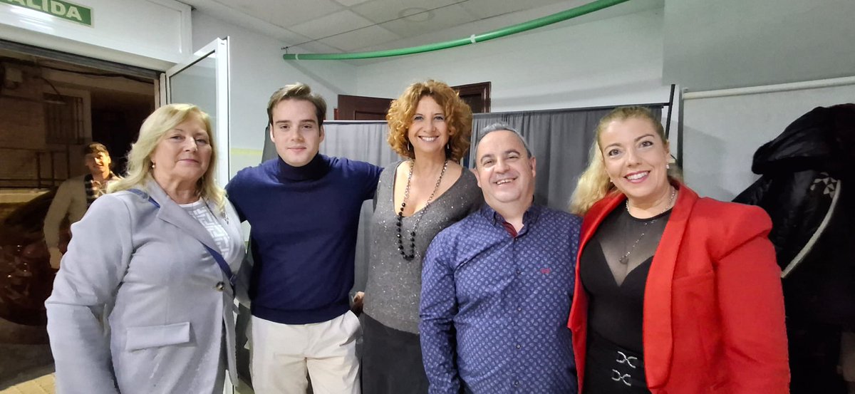 ppcastilleja's tweet photo. 🎄 Gran noche en la Cena de Navidad del PP de Castilleja de la Cuesta 🎄

Gracias a todos los afiliados y simpatizantes por compartir esta velada llena de ilusión y compromiso. Unidos seguimos trabajando por un futuro mejor para nuestro municipio.

💙 #PP #CastillejaDeLaCuesta https://t.co/CX9xNEufrA