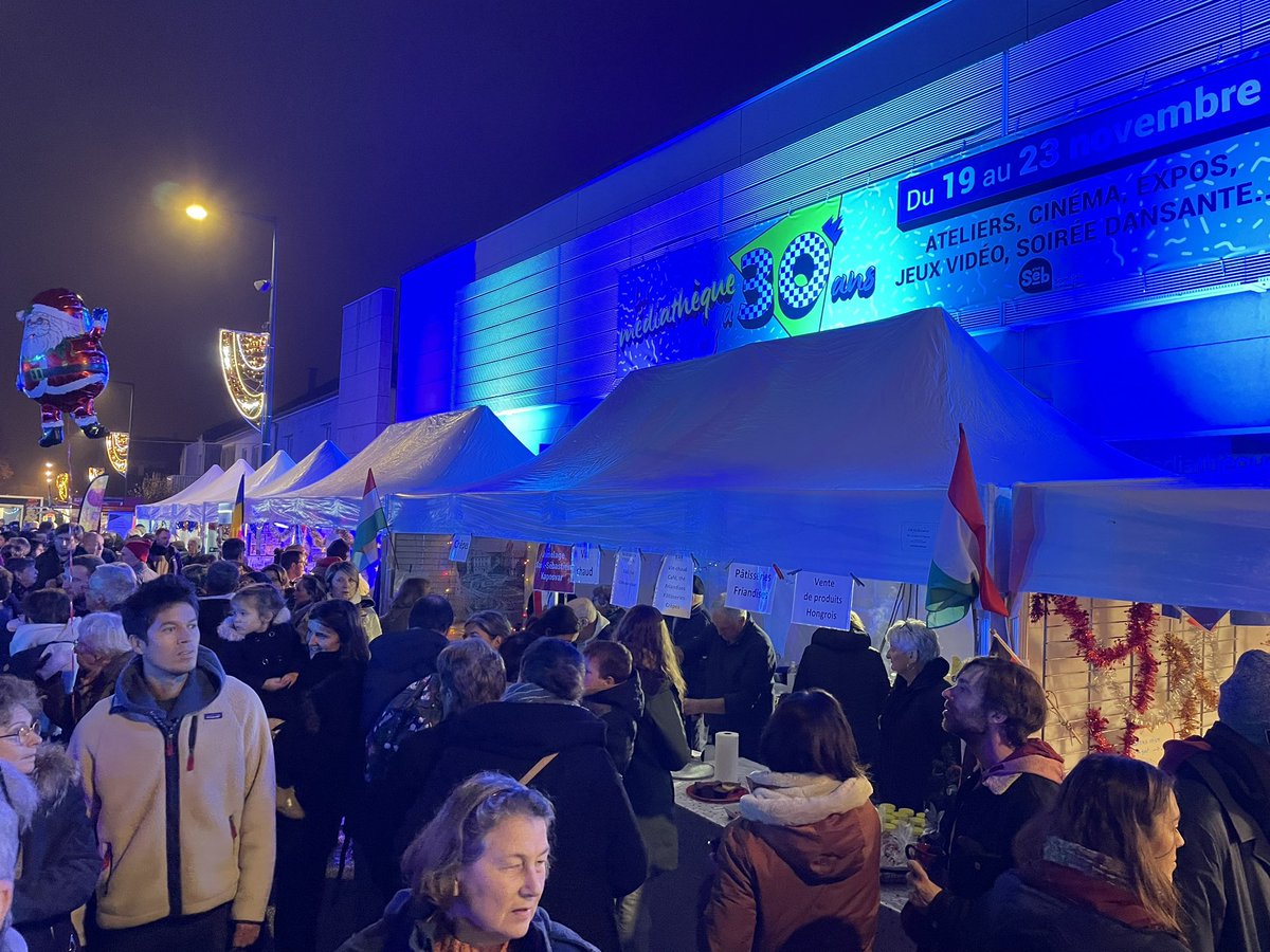 MichelCaillaud's tweet photo. Du monde au Marché de Noël @stsebsurloire 
Merci aux agents municipaux pour l’organisation et aux assos, artisans et commerçants pour les nombreux stands https://t.co/mG4MvQ6Bt1