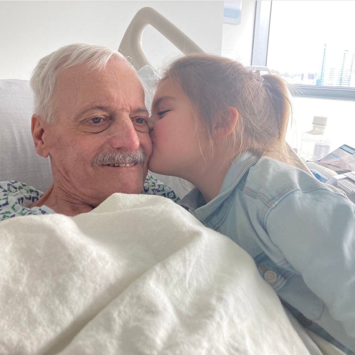 Dünyada ilk kez bir hastaya eşzamanlı akciğer, karaciğer ve böbrek olmak üzere başarılı bir şekilde üçlü organ nakil yapıldı 🫀❤️