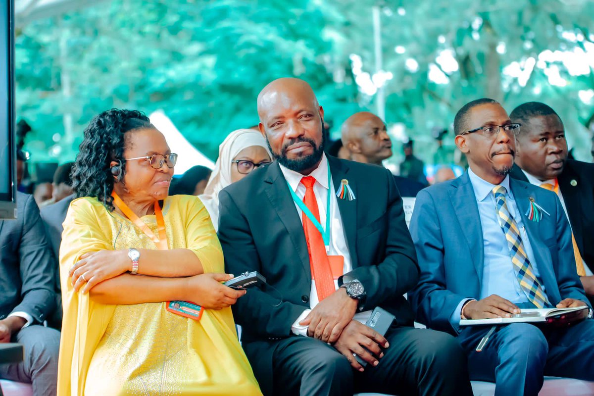 Regbulletin's tweet photo. #EAC- The Summit decides that the Federal Republic of #Somalia will serve as the Rapporteur of the EAC for the next year.
#News #Burundi https://t.co/OWVmdmSe5Z