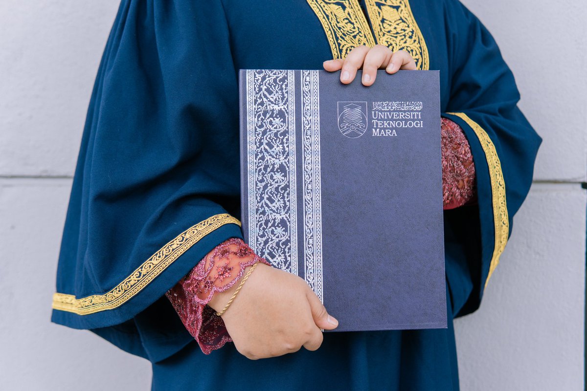 _cepiqah's tweet photo. hats off 🎓💐 https://t.co/dweQrfc8x7