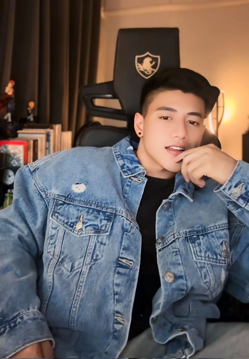 gencbees's tweet photo. CONGRATULATIONS sa new song mo @ItsVrixGallano were so proud of you Dada. Marami salamat dahil naging Party din kami sa kantang yan. Eyyyy. 

#KSMDOutNow https://t.co/OXxPy7QR9v