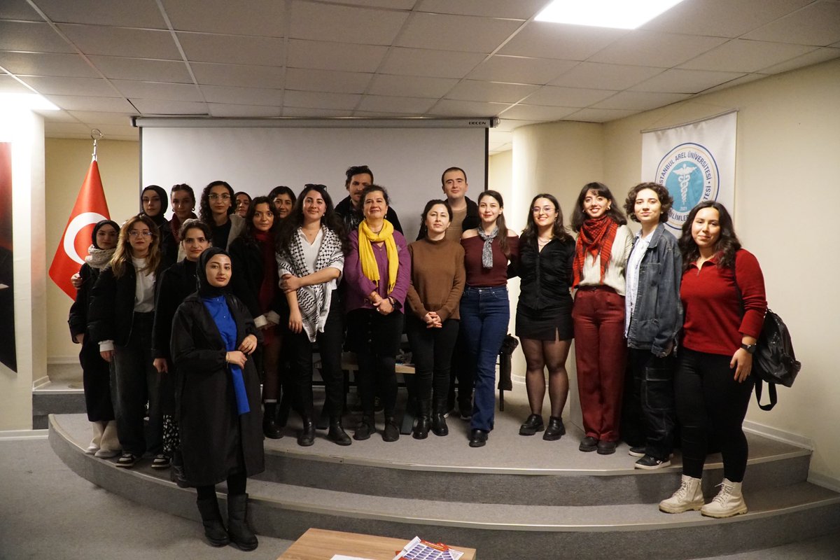 ArelKCAK's tweet photo. 28 Kasım günü Cevizlibağ yerleşkesinde 25 Kasım için düzenlediğimiz panelde bir araya geldik.

Katılımı ve katkıları için Semiha Arı’ya, Ece Şirin’e, Gülyeter Aktepe’ye ve kulüp danışman hocamız Feryal Saygılıgil’e çok teşekkür ederiz. 💜
#25kasım https://t.co/nTrZrj6lOf