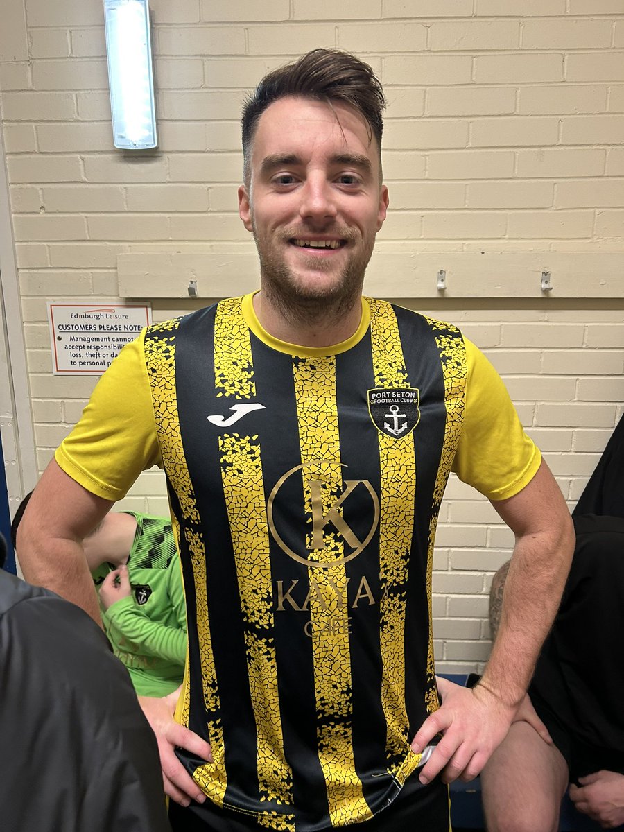 Great win for the boys this morning! 9-1 final score. Goals from:

⚽️⚽️⚽️ <a href="/Fraserwalkerr/">Frase</a> 
⚽️ <a href="/shaunbrown1997/">Shaun Brown</a> 
⚽️ <a href="/SeanKraske1998/">Séan Kraske</a> 
⚽️ Fairy 
⚽️ <a href="/michael96wilson/">Michael Wilson</a> 
⚽️ <a href="/JackThomson925/">farmer tam</a> 
⚽️ <a href="/jordanbrown9/">Jordan Brown</a> 

MOTM today <a href="/SeanKraske1998/">Séan Kraske</a>
Mon the Seton! 💛🖤