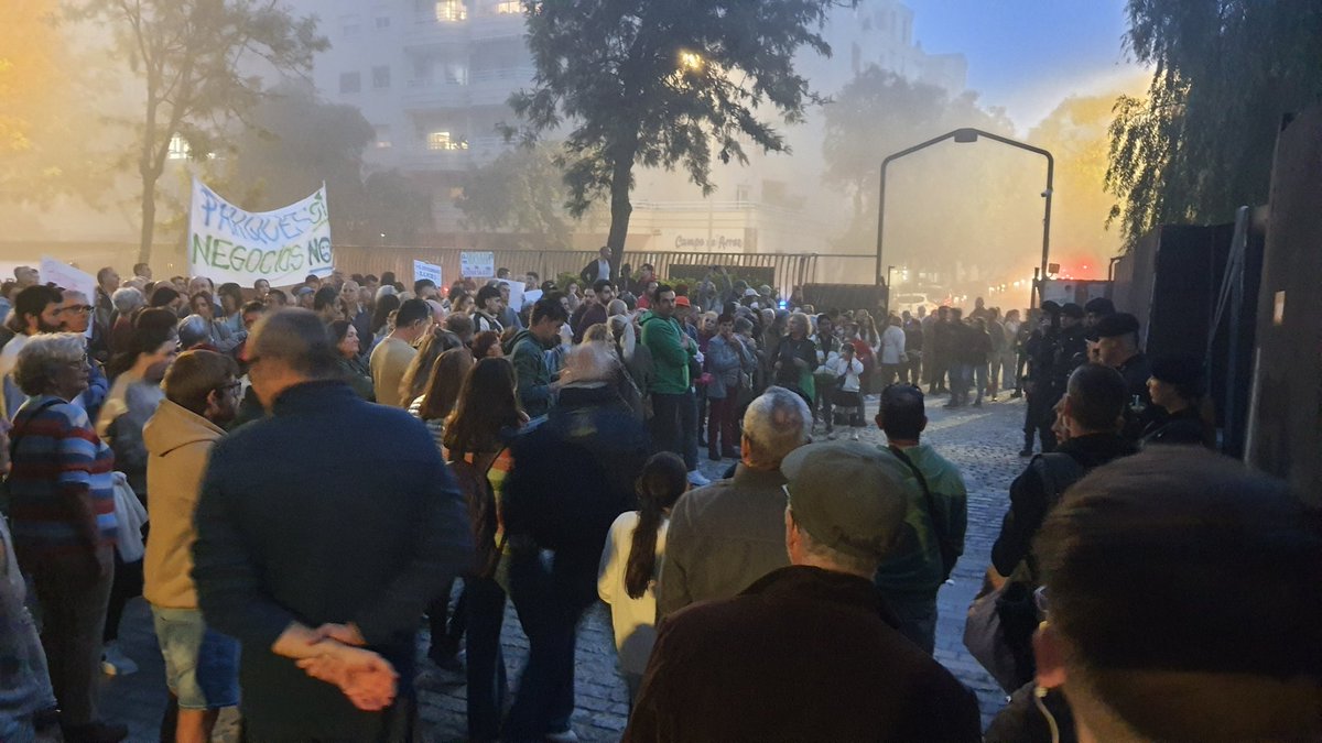 ruthdefrutos's tweet photo. 🌳 "Abrid nuestro parque" 
Cientos de personas se concentran en #Málaga para protestar por la privatización del Parque del Oeste https://t.co/zPguKMUpnc
