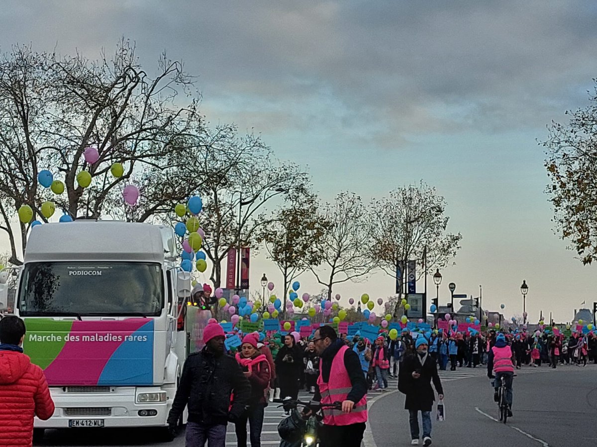 BRAINTEAM_FSMR's tweet photo. 📷 Aujourd’hui, c’était la #marche des #maladies #rares ! 🚶
🤝 La filière a marché aux côtés de ses #associations de #patients partenaires pour marcher ensemble pour la cause des maladies rares. Merci à tous pour ce beau moment de partage. https://t.co/s7VfnWsx7u