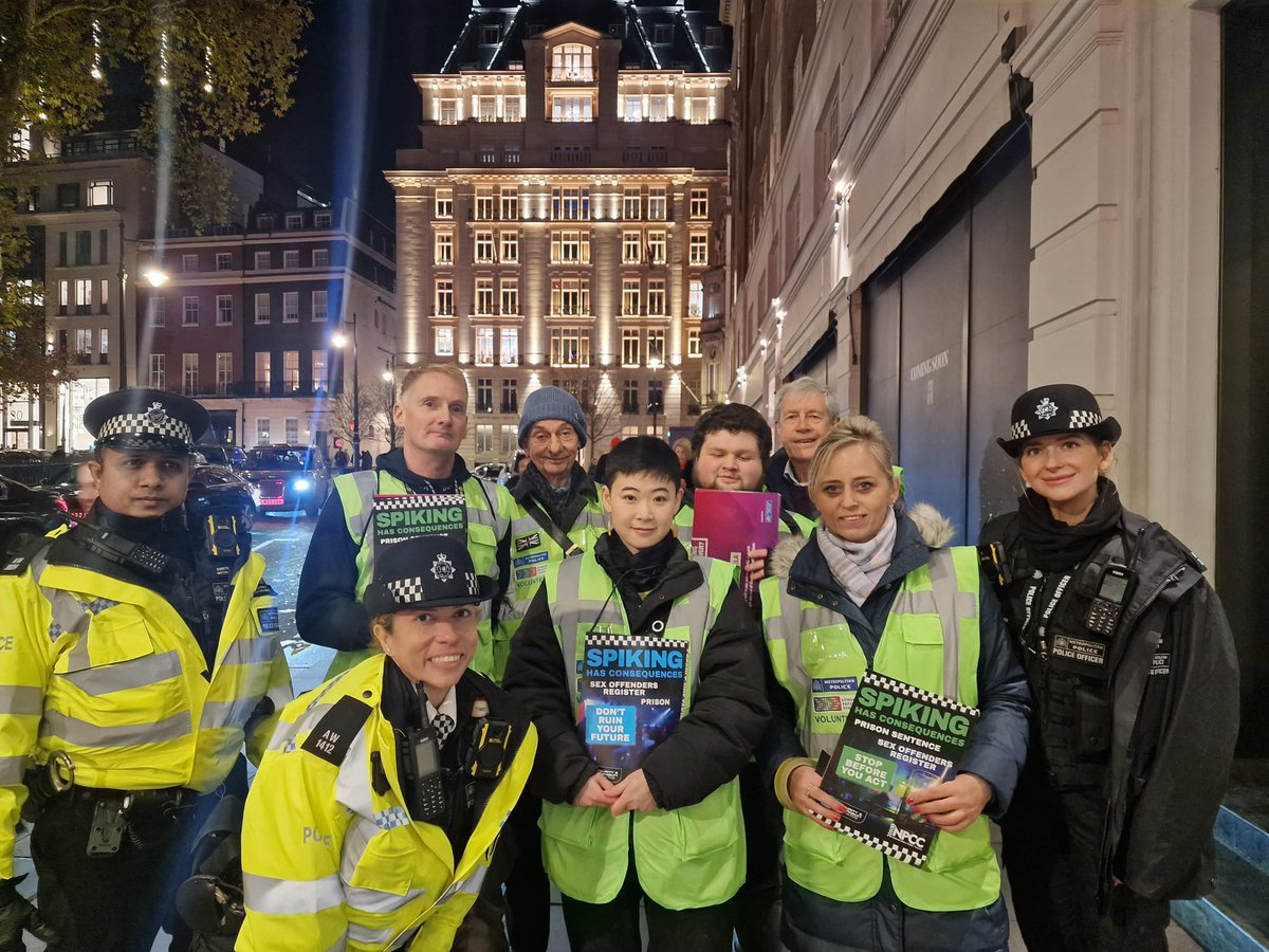 MPSWestminster's tweet image. Day 6 - #16DOA against VAWG!

@Metpoliceuk Volunteers took to the streets of #Mayfair to deliver #VAWG prevention advice.

We are working in partnership with @SBN_BCRP to raise awareness around drink spiking &amp;amp; #AskForAngela.

Learn more here:
met.police.uk/police-forces/…