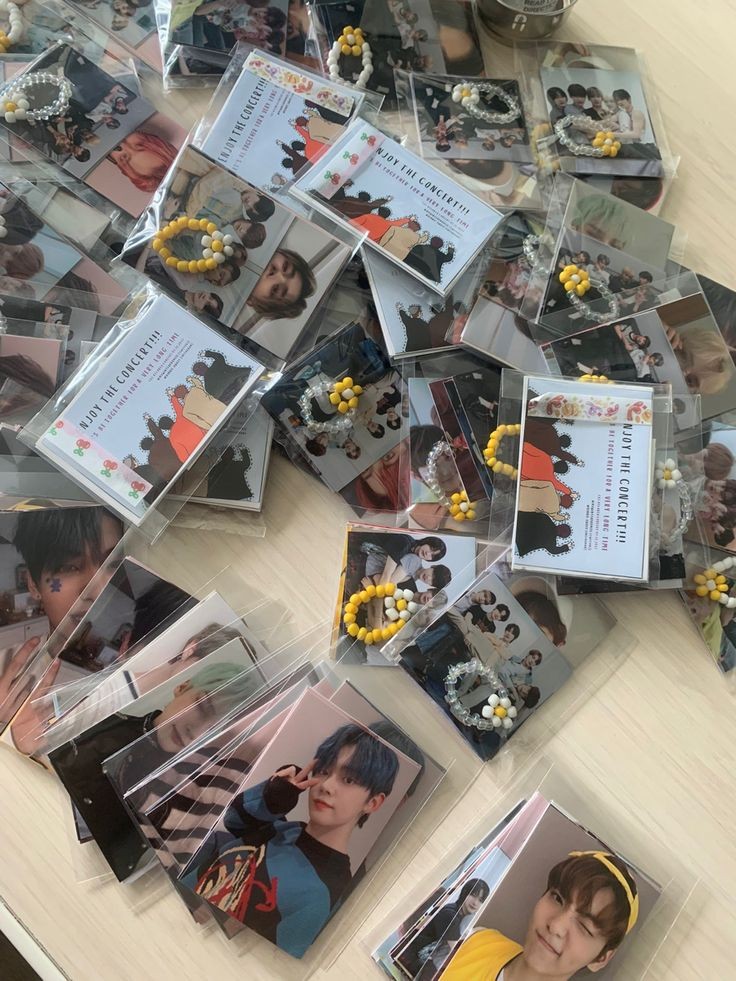 haesithe's tweet photo. ★ freebies para el domin𝗔𝗧𝗘 𝗧𝗢𝗨𝗥! ★

si vas a ir a un concierto y no sabes que freebies dar o que son? este hilo te ayudará! https://t.co/LTDakhpkAs