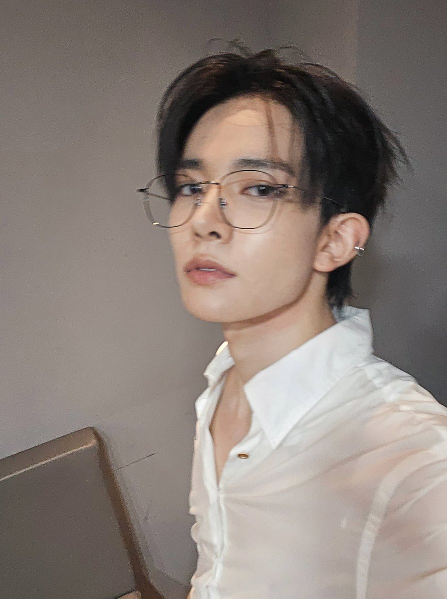 이 셀카 정말 조으다 안경도 좋고 흰 셔츠도..///