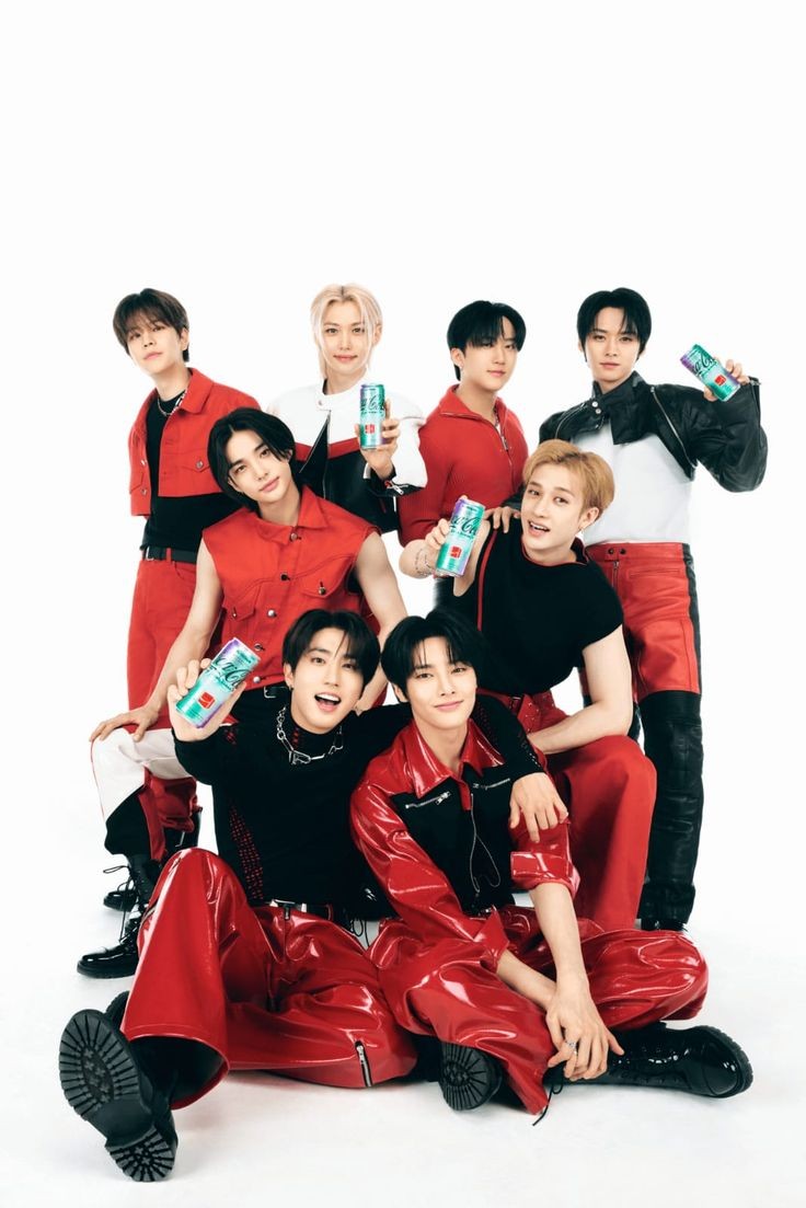 minniebinniefoc's tweet photo. Hola @CocaColaAr se acuerdan que hace poco Coca cola lanzó una lata con temática K-pop? 
Bueno Stray kids junto a otro grupo realizaron una canción para promocionar la bebida. 
No sería lindo que nos ayuden a traer a Skz al país? Pónganse la 10

#SKZxARG #DominATE_Argentina https://t.co/QMGERIIffT