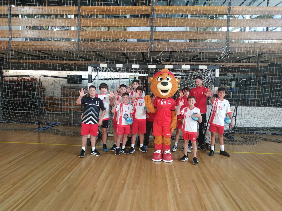 🐻🌏| HANDxMadrid

Esta mañana nuestra mascota HAND se ha pasado por el colegio Maravillas para ver y animar a los más pequeños en sus partidos de balonmano 😍

Menuda jornada increíble 🫢📸

#HandxMadrid #FederacionMadrileñaBalonmano #BalonmanoMadrileño
