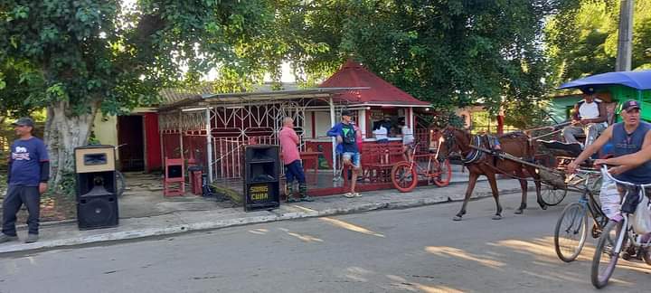 La feria agropecuaria y comercial, en #Manatí, como cada sábado gana espacios para nuestro pueblo con variadas ofertas en función de prestar un mejor servicio. #Cuba, #RevoluciónCubana, #PoderPopular, #AsambleaManatí.