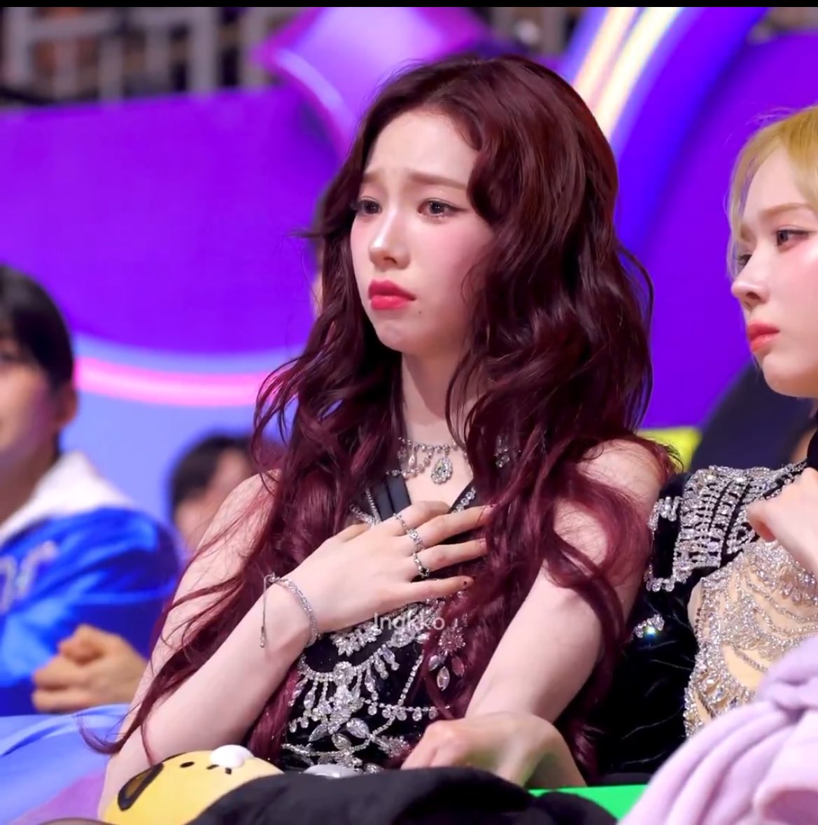 Moon_BackBook's tweet photo. 온세상여자들이 아이들 대상에 기뻐해주고 같이 울어줌 나 눈물이 너무 나……………. https://t.co/MXbKMRlQ04