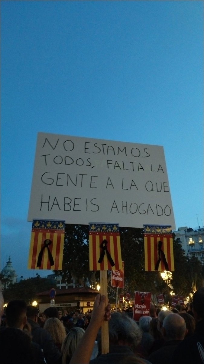 AbelPlata's tweet photo. El President a Picassent, crida la gent.
#MazonDimissió https://t.co/yyJJ0id30u