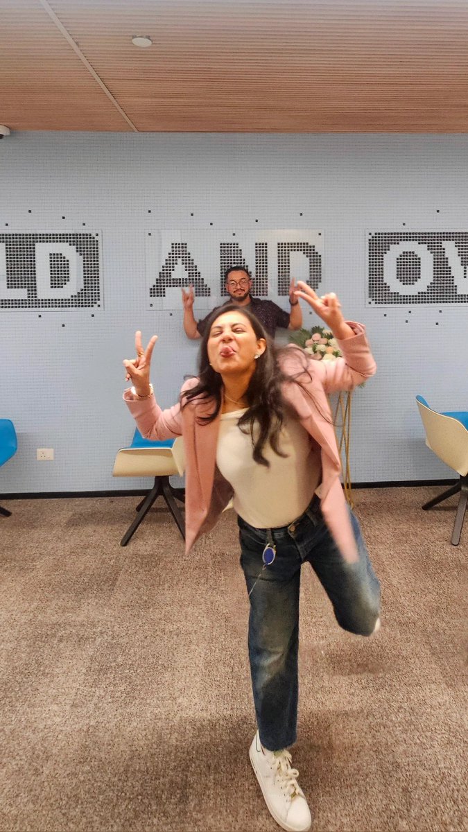 Gotta admire <a href="/TheSohini/">Sohini Pattanayak</a> 's photobombing skills 😛