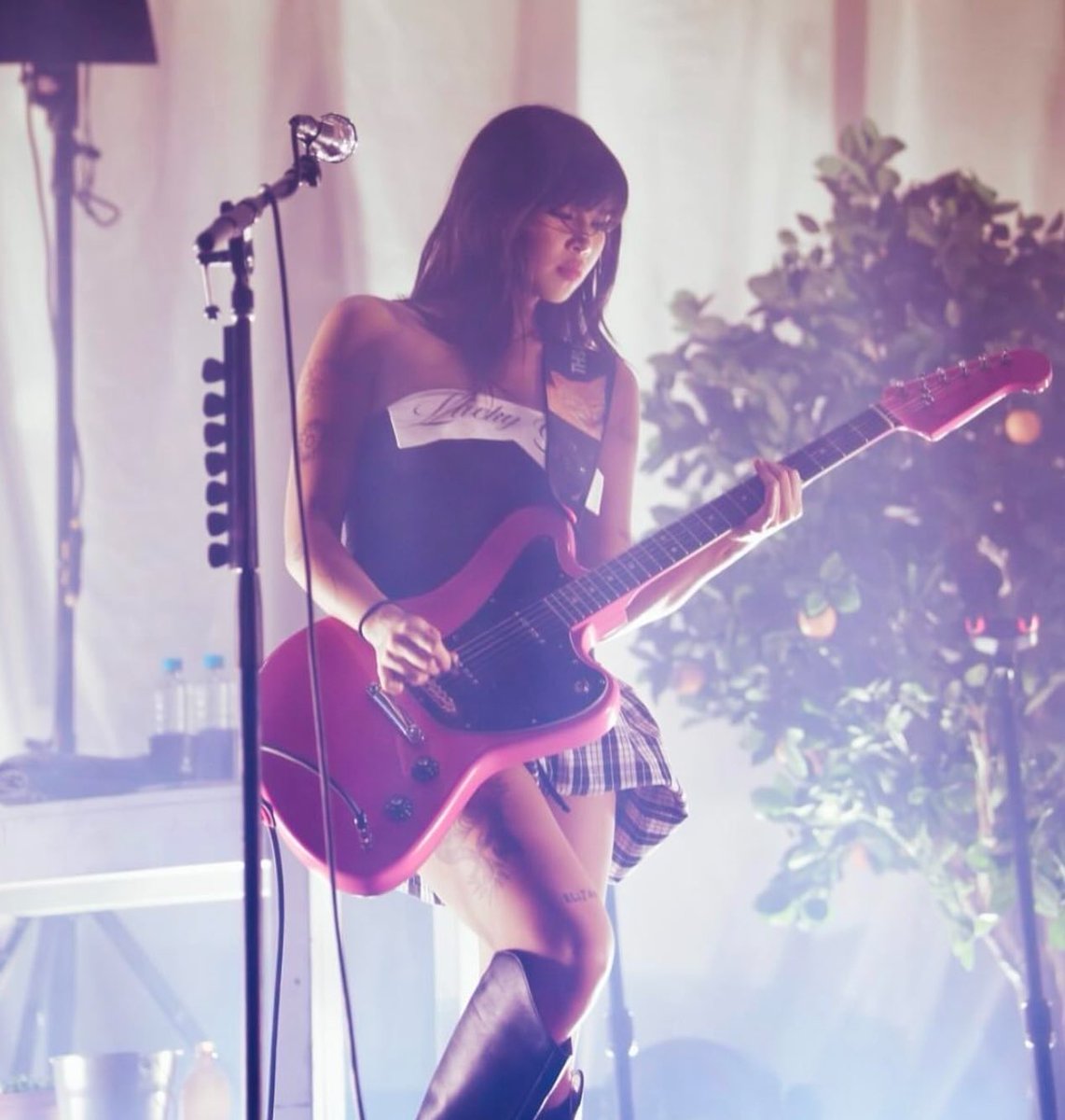 beabad00bee's tweet photo. paris tonight 🎸💋 https://t.co/5jqqNhb0hs