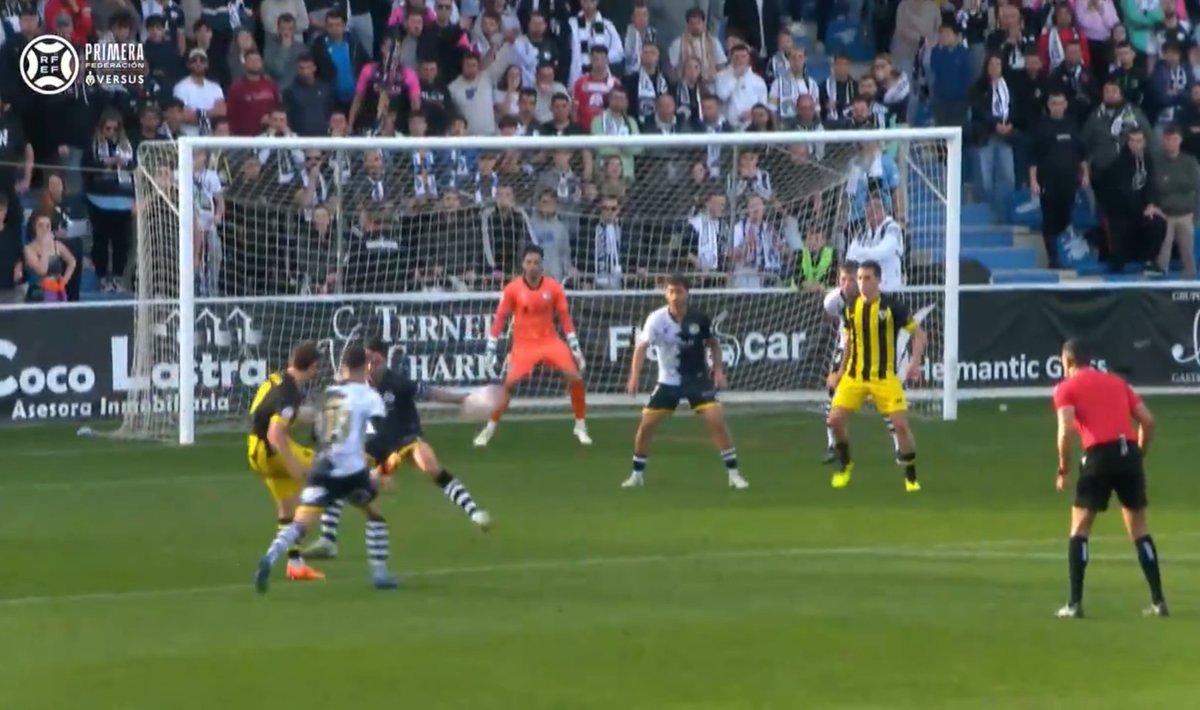 Mejor situado imposible.... ¿De verdad que no lo vio? 
 El <a href="/BarakaldoCF/">Barakaldo C.F.</a> es un club centenario.... Esta foto deja en muy mal lugar al árbitro de hoy... Imposible no sentir vergüenza ajena.
La verdad es que el jugador de <a href="/UnionistasCF/">Unionistas de Salamanca CF</a> hace un paradón....
Y lo de la cesión al