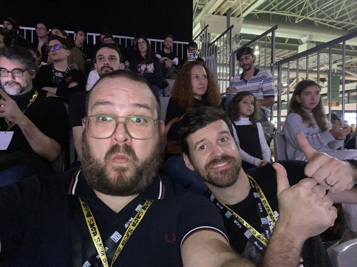 En <a href="/xaviPSX/">Xavi PSX</a> escalfant al públic del <a href="/SagaSaloGaming/">SAGA Saló del Gaming</a>. Esperem premi al públic més sexy.