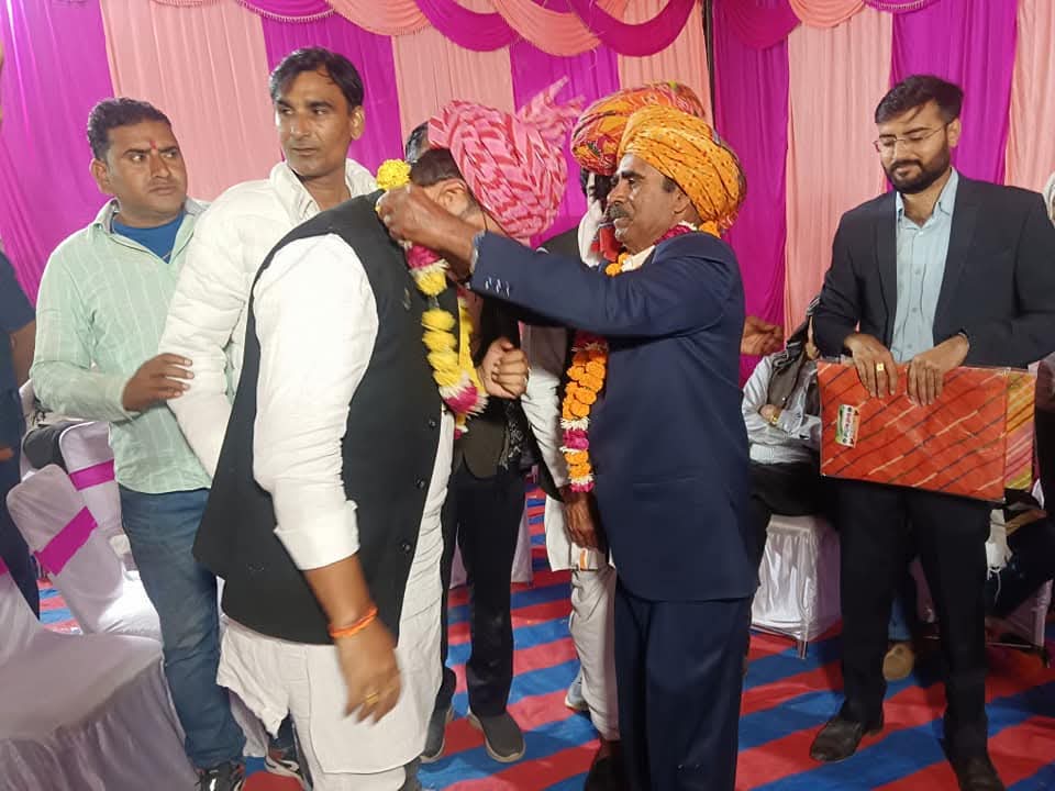 आज श्री महावीरजी के कल्हारन का पुरा निवासी मास्टर श्री काडूलाल मीणा जी के सेवानिवृत कार्यक्रम में शामिल हुआ और माला व साफा पहनाकर उन्हें सेवानिवृत होने की शुभकामनाएं प्रेषित की।

इस मौके पर वहां मिले असीम आदर सम्मान के लिए सभी का आभार व्यक्त किया।
