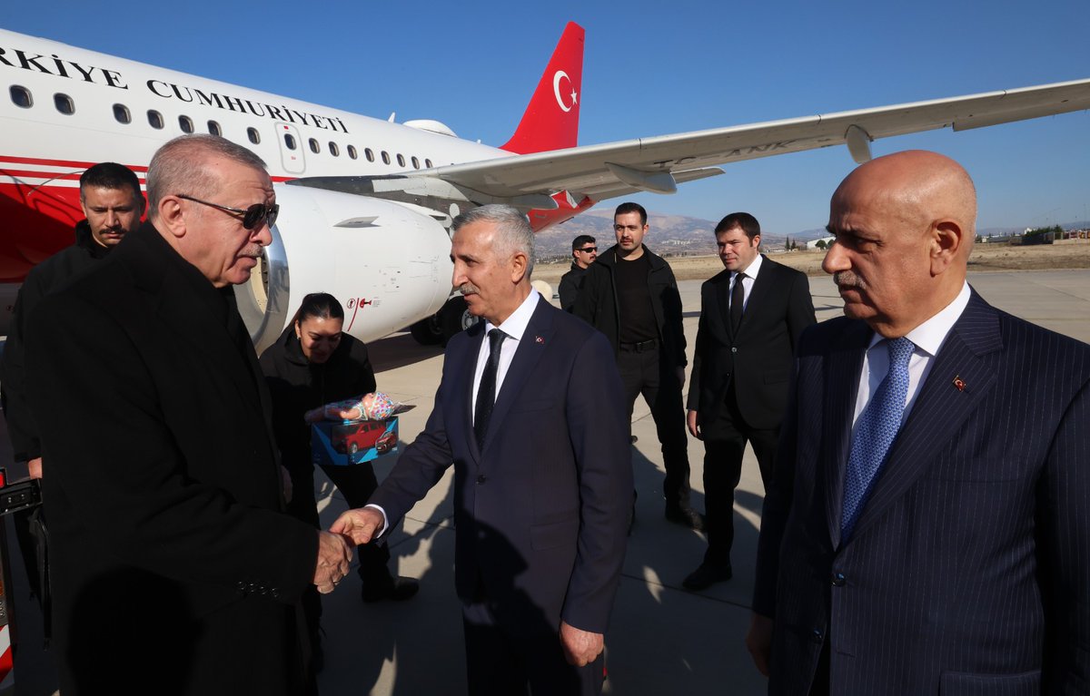 TCkahramanmaras's tweet photo. Cumhurbaşkanımız Sayın Recep Tayyip Erdoğan’ın teşrifleriyle Kahramanmaraş Merkez Spor Kompleksi yanında düzenlenen "Yeniden Güçlü Anadolu" temasıyla 155.000 konutun anahtar teslimi ve kura çekimi töreni gerçekleştirildi.

https://t.co/ZCStRmpxqN https://t.co/qACausPKSG