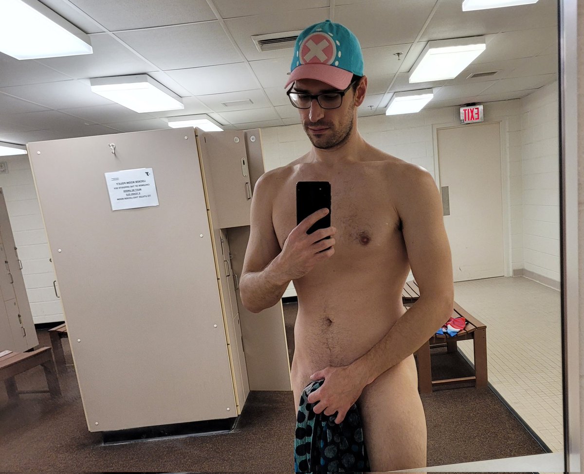 BoundGeek's tweet photo. Pool day, supporting the Mugiwara Crew. https://t.co/9W4IuGjpvn https://t.co/kd8ZVt0YIa