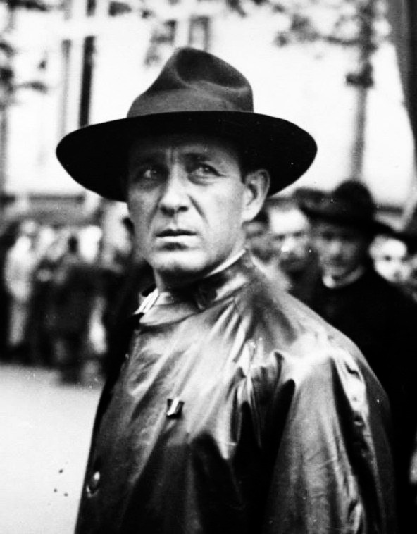 devenireuropeo's tweet photo. 🚩Aniversario de muerte del vil asesinato del líder carismático de la Guardia de Hierro rumana, Corneliu Zelea #Codreanu.
"Si tuviera una sola bala y hubiera de elegir entre un enemigo y un traidor, mataría al traidor." Corneliu Zelea Codreanu
NO es NOSTALGIA es RESPETO 🌹 https://t.co/kZllYUsrDM