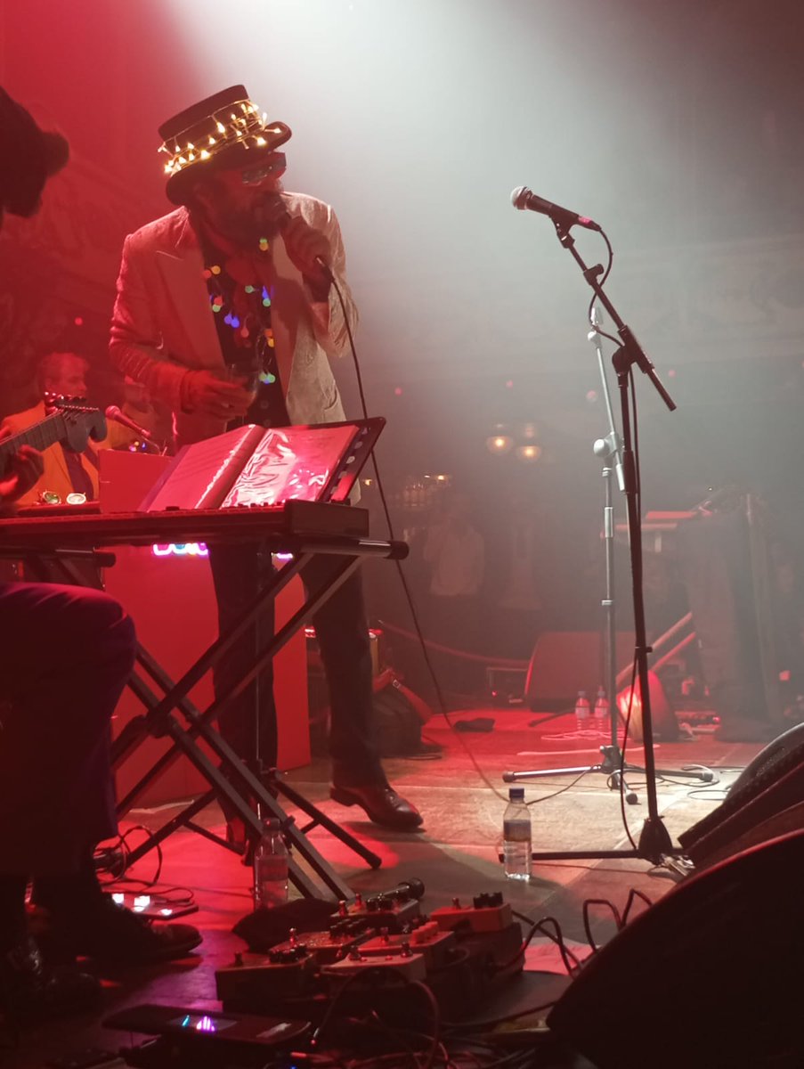 💫 @vcapossela a <a href="/salalapaloma/">La Paloma</a>. Joia: enderrock.cat/sonsdelamedite…