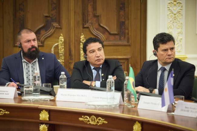 rianhez's tweet image. Essa delegação parlamentar brasileira na Ucrânia, composta por um juiz corrupto, uma fundamentalista, um charlatão e um nazista orgulhoso, realmente presta um grande apoio à causa de Kiev! 👊