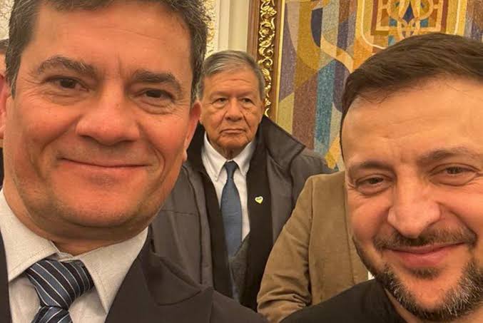 rianhez's tweet image. Essa delegação parlamentar brasileira na Ucrânia, composta por um juiz corrupto, uma fundamentalista, um charlatão e um nazista orgulhoso, realmente presta um grande apoio à causa de Kiev! 👊